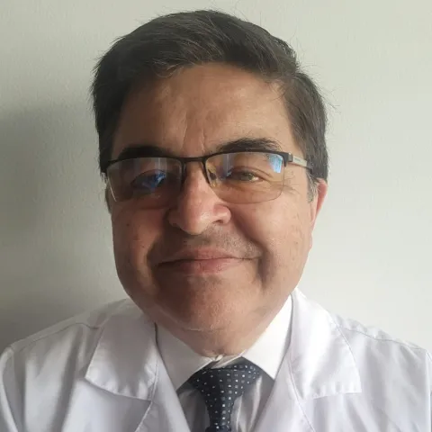 Doctor Alejandro Casabuenas especialista médico en la Clínica Reina Sofía Bogotá.