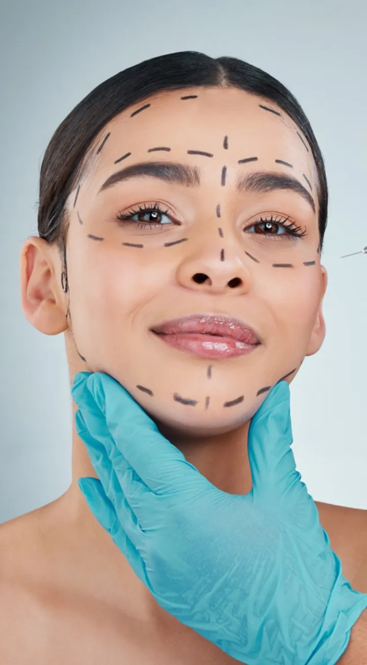 Procedimiento de cirugía plástica facial en la Clínica Reina Sofía Bogotá.