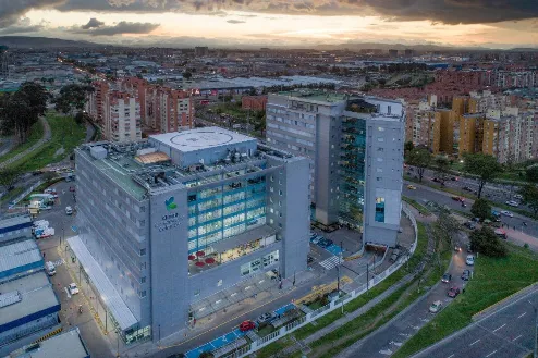 Instalaciones de la Clínica Universitaria Colombia, hospital en Bogotá con atención especializada.