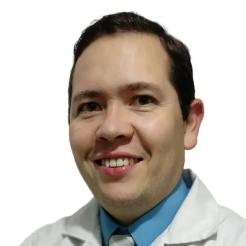 Imagen corporativa del médico Iván David Cárdenas con camisa azul y bata blanca.