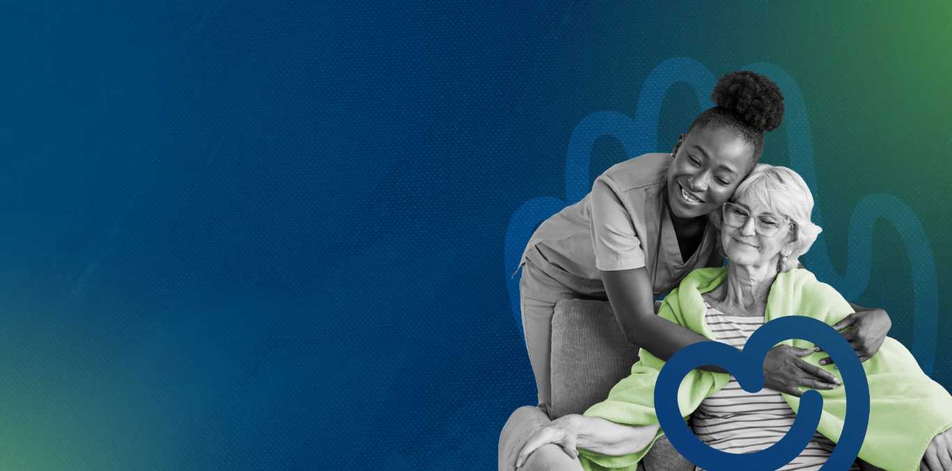 Enfermera abrazando paciente mujer de la tercera edad